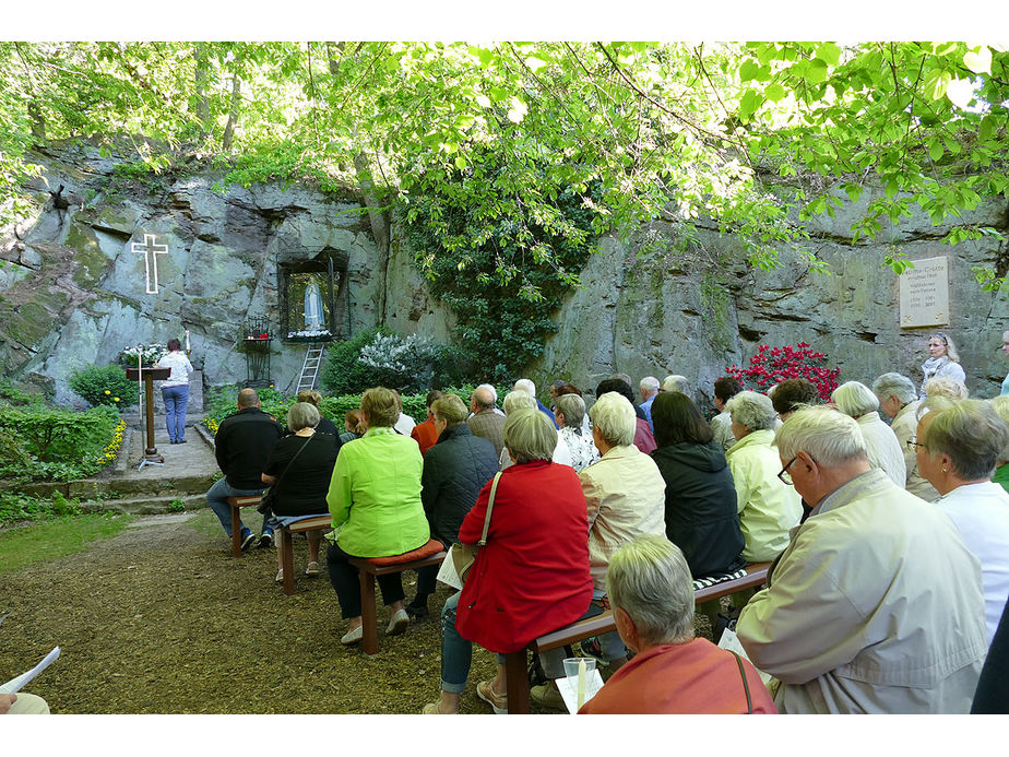 Maiandacht mit Krönung der Fatima-Madonna in Naumburg (Foto: Karl-Franz Thiede)